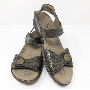 Taos Escape 2 Sandals Bronze Embossed Leather Sz 7